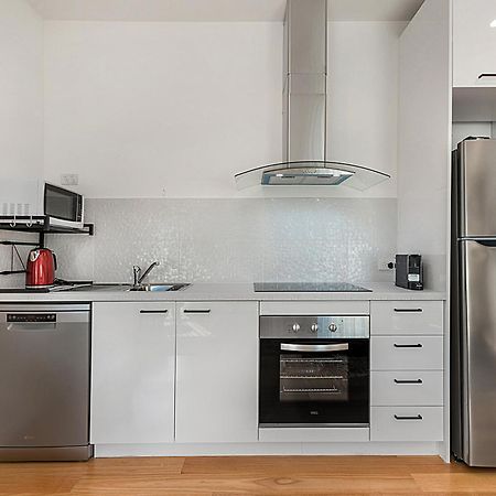 Comfy Studio With Shared Backyard Near Racecourse Carnegie Bagian luar foto